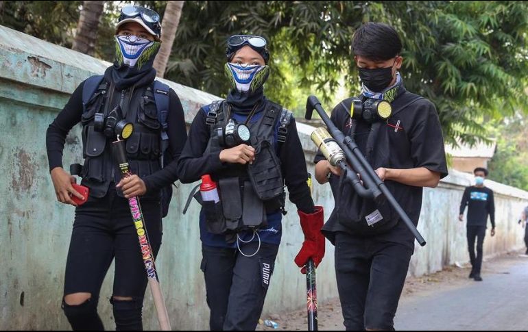 Integrantes de una de las guerrillas rebeldes al régimen impuesto por la Junta Militar en Birmania recorren las calles. EFE