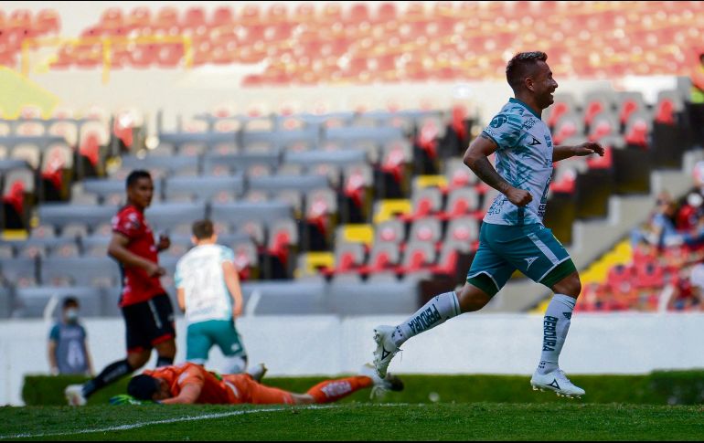 Vargas tirado y Santamaría incrédulo, tras el tercer gol de La Fiera. IMAGO7