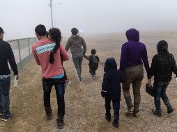 Las familias migrantes permanecerán detenidas en términos generales menos de 72 horas para su procesamiento. AFP/J. Moore