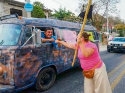 Félix Salgado en una combi rumbo a la capital del país, donde se prevé haga un plantón cerca de la sede del INE. ESPECIAL