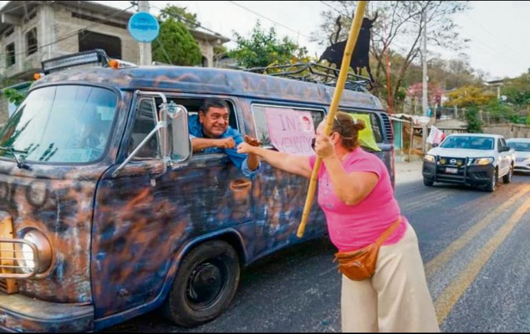 Félix Salgado en una combi rumbo a la capital del país, donde se prevé haga un plantón cerca de la sede del INE. ESPECIAL