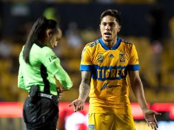Carlos Salcedo (derecha) dejó con 10 hombres a los Tigres en el minuto 56. EFE / M. Sierra