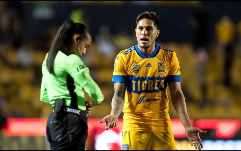 Carlos Salcedo (derecha) dejó con 10 hombres a los Tigres en el minuto 56. EFE / M. Sierra