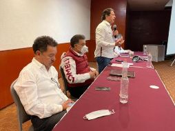 Mario Delgado (i) estuvo acompañado por Carlos Lomelí y Alberto Uribe de Zapopan; además de los aspirantes a diputaciones locales. ESPECIAL