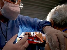 La vacunación anti COVID-19 iniciará mañana 12 de abril. AFP/ARCHIVO