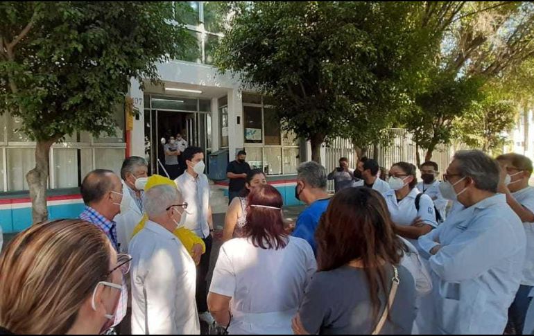 Médicos protestaron en demanda de que se aplique la vacuna anti COVID a todo el personal de salud. ESPECIAL