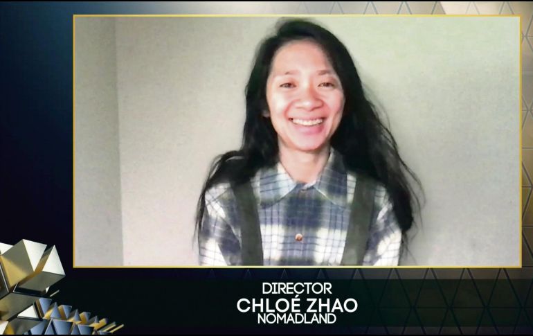 TRIUNFO. Chloé Zhao al momento de recibir, vía internet, su Bafta a Mejor película. Los mexicanos ganadores no aparecieron en pantalla. EFE