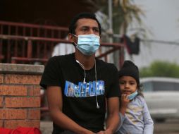 Carlos Enrique Linga y su hija. El centroamericano busca una vida mejor para él y su familia.