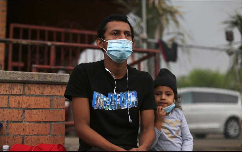 Carlos Enrique Linga y su hija. El centroamericano busca una vida mejor para él y su familia.
