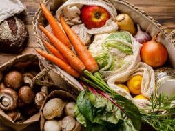 Una correcta selección de alimentos puede protegernos contra enfermedades y también contribuir a la preservación del medioambiente. GETTY IMAGES