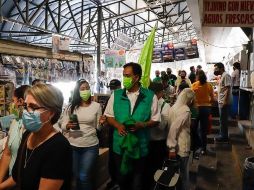 Salvador Cosío, candidato a presidente municipal de Zapopan por el Partido Verde, escucha a locatarios y clientes del mercado de Atemajac. ESPECIAL