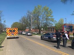 Oficiales de policías acuden hoy a la escuela Austin-East Magnet, en Knoxville, tras el tiroteo. EFE/EPA/Knoxville PD