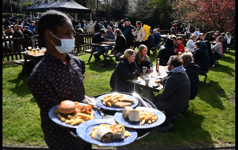 Consumidores en un restaurante en Londres. EFE/A. Rain