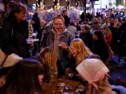 Algunos puntos lucieron saturados, como Soho, en Londres. AFP/T. Akmen