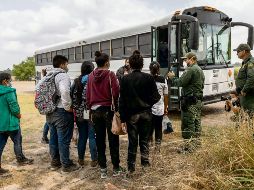 SEGURIDAD. Migrantes son interceptados por la Patrulla Fronteriza. AFP