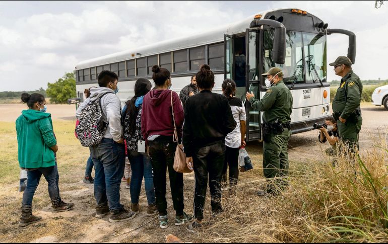 SEGURIDAD. Migrantes son interceptados por la Patrulla Fronteriza. AFP
