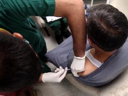 Hoy 13 de abril se comenzará con los adultos mayores cuyo apellido paterno inicie con la letra A, B, C, D y E. EFE / ARCHIVO