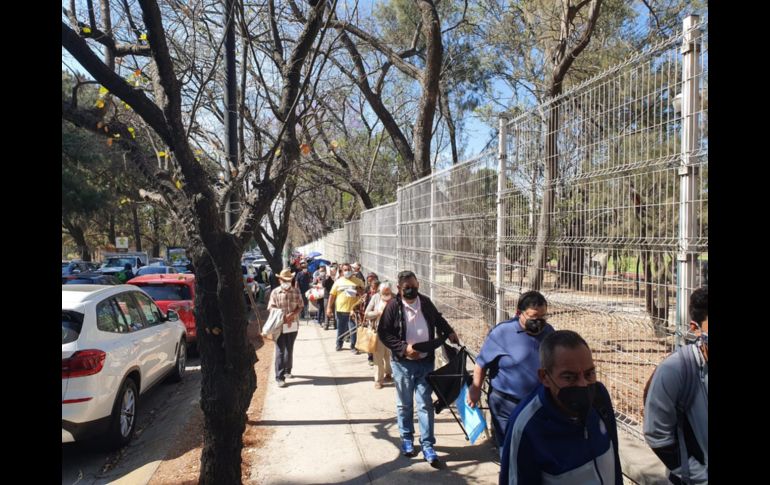 Muchas personas están mentalizadas a que esperarán por horas, por lo que de plano se llevaron un paraguas y sillas. EL INFORMADOR / A. Montiel