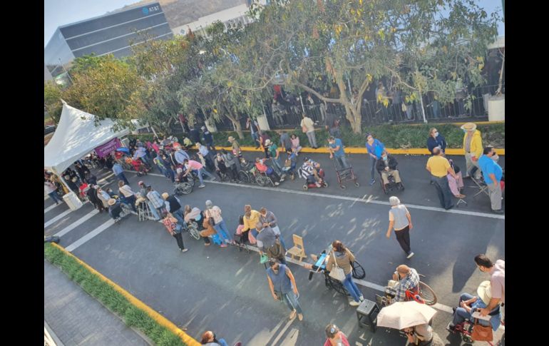 El día de hoy se vacunarán a cuatro mil personas, aquellas que no alcancen registro serán derivadas para que acudan por una ficha para mañana. EL INFORMADOR / A. Montiel