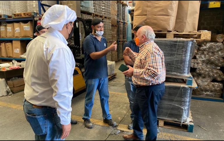 Fernández Castillo dialoga con trabajadores de una empresa de envases, ubicada en la colonia Paraísos del Collí de Zapopan. ESPECIAL