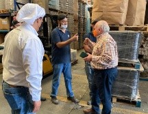 Fernández Castillo dialoga con trabajadores de una empresa de envases, ubicada en la colonia Paraísos del Collí de Zapopan. ESPECIAL