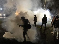 Decenas de manifestantes se acercaron a la estación de policía de Brooklyn Center. GETTY IMAGES