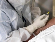 Desde hace unas semanas, el número total de camas habilitadas a nivel estatal para pacientes COVID-19 se redujo de 3 mil 33 a 2 mil 761 espacios. AFP/ARCHIVO