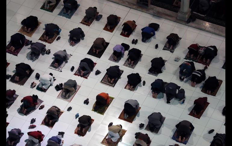 El Ramadán es marcado por oraciones más largas, ayunos del amanecer al anochecer y reuniones nocturnas con familiares y amigos. EFE/K. Elfiqi