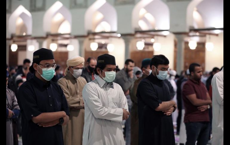 El Ramadán es marcado por oraciones más largas, ayunos del amanecer al anochecer y reuniones nocturnas con familiares y amigos. EFE/K. Elfiqi