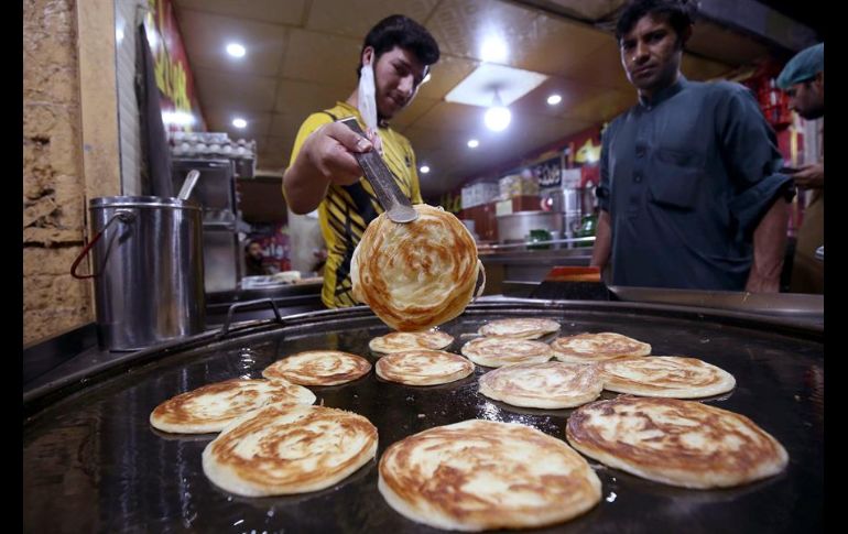 El Ramadán es marcado por oraciones más largas, ayunos del amanecer al anochecer y reuniones nocturnas con familiares y amigos. EFE/A. Arbab