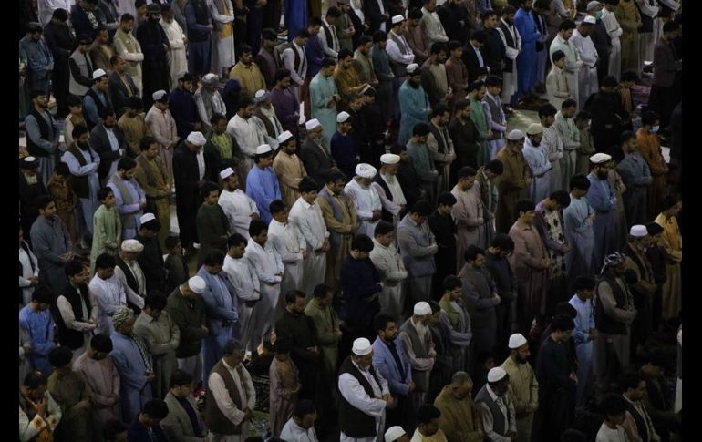 El Ramadán es marcado por oraciones más largas, ayunos del amanecer al anochecer y reuniones nocturnas con familiares y amigos. EFE/J. Rezayee
