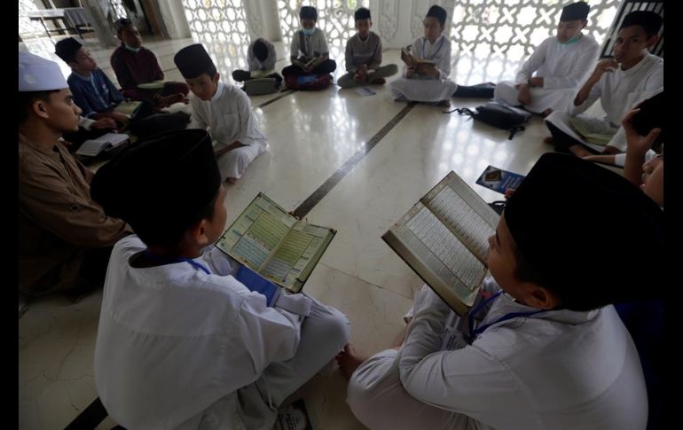 El Ramadán es marcado por oraciones más largas, ayunos del amanecer al anochecer y reuniones nocturnas con familiares y amigos. EFE/H. Simanjuntak