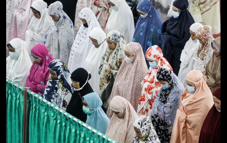 El Ramadán es marcado por oraciones más largas, ayunos del amanecer al anochecer y reuniones nocturnas con familiares y amigos. EFE/D. Sinuhaji