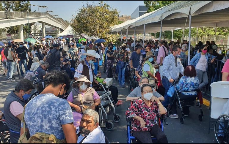 La reducción de puntos de vacunación entre la primera y la segunda dosis provocó aglomeraciones en Tlaquepaque. EL INFORMADOR/A. Montiel