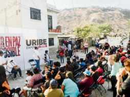 Alberto Uribe dialogó con vecinos de la colonia 12 de Diciembre. ESPECIAL