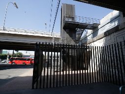 El mobiliario urbano que da acceso a “Las Tres Gracias” está con cadena y candado, lo que impide el paso al espacio público. EL INFORMADOR/F. Atilano