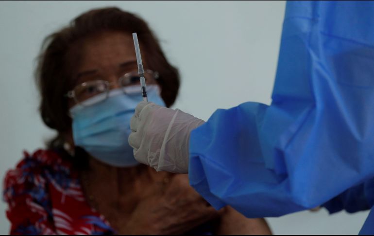 El Gobierno de Jalisco recuerda que pronto llegarán más vacunas a todas las localidades de la Entidad para recibir el refuerzo contra el COVID-19. EFE / B. Velasco