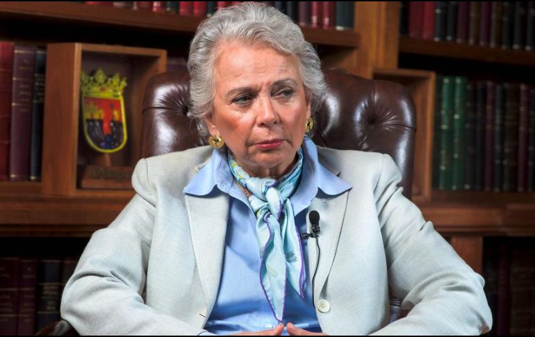 Olga Sánchez Cordero fue la primera integrante del gabinete federal en recibir la vacuna contra el COVID-19. AFP/ARCHIVO