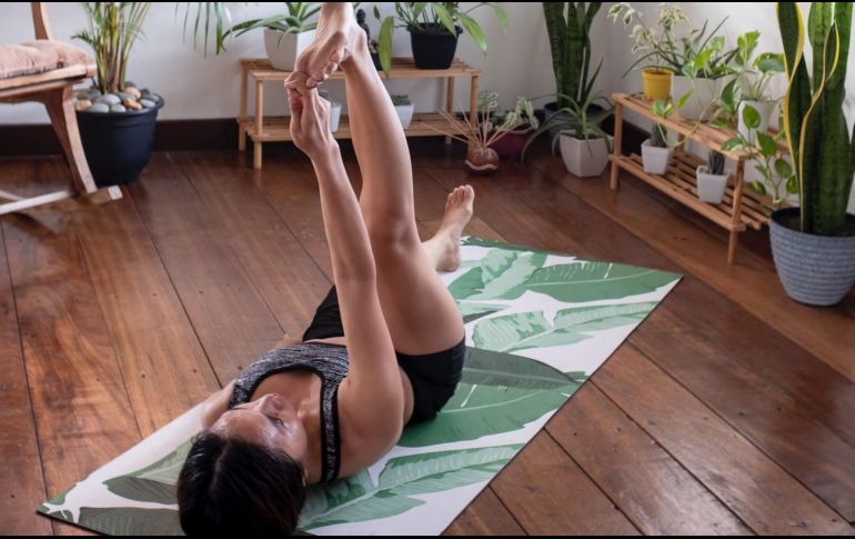 Hacer ejercicio en casa es una opción para mantener una vida saludable. ESPECIAL/ Maryjoy Caballero en Unsplash