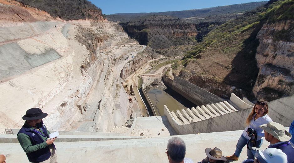 Gastan millones, agotan acuíferos y no hay más agua