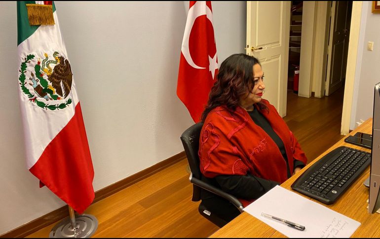 En redes comentan el tono amenazante con el que la cónsul se dirige a los empleados, y como que les pidiera no utilizar la cocina del lugar para comer, ni tampoco su baño. TWITTER / @ConsulmexETB