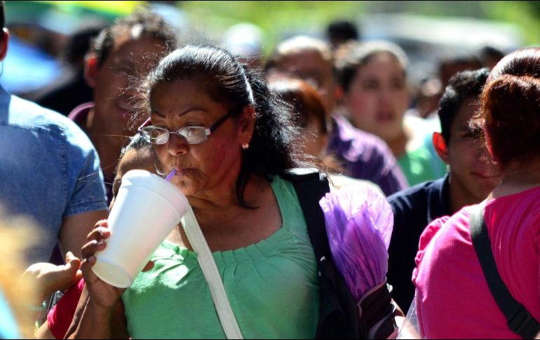 Se recomienda tomar abundantes líquidos, utilizar filtró solar y vestir con colores claros. EL INFORMADOR /ARCHIVO