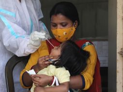 Una niña se somete a una prueba PCR para detectar la infección por la COVID-19 en Nueva Delhi, India. EFE/R. Gupta