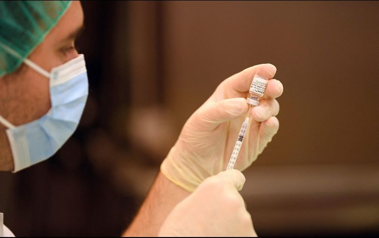 Jorge Alcocer Varela, secretario de Salud, informa que el martes 20 de abril inicia la vacunación contra el COVID-19 de 3.03 millones de trabajadores del sector educativo público y privado. AFP / N. Tucat