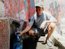 Algunos vecinos llegan a cargar botes de agua, pero no porque no tenga servicio de agua, sino para beber. EL INFORMADOR / G. Gallo