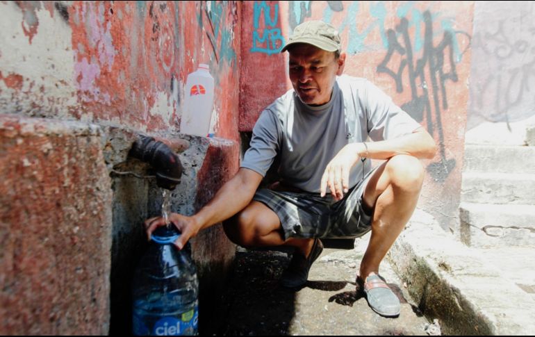 Algunos vecinos llegan a cargar botes de agua, pero no porque no tenga servicio de agua, sino para beber. EL INFORMADOR / G. Gallo