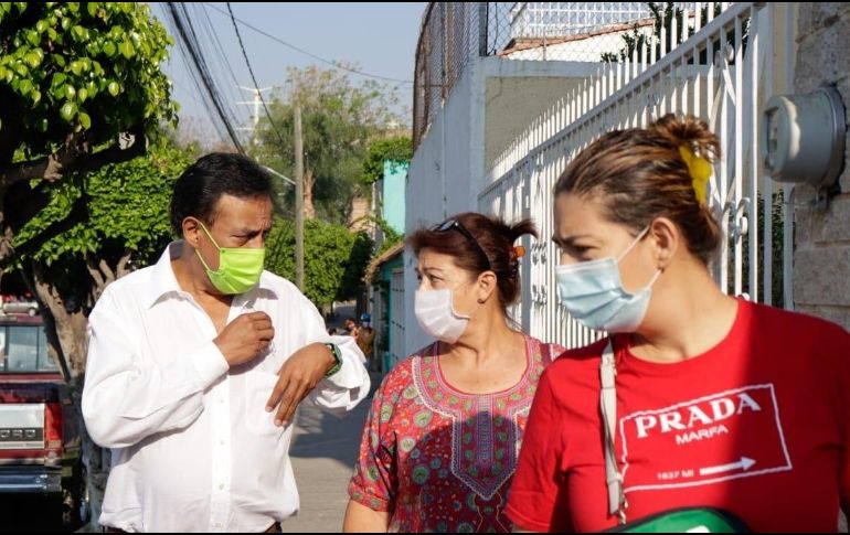Cosío Gaona estuvo acompañado esta mañana en sus actividades de campaña por la candidata a diputada local Sandra Mombela y decenas de simpatizantes. ESPECIAL