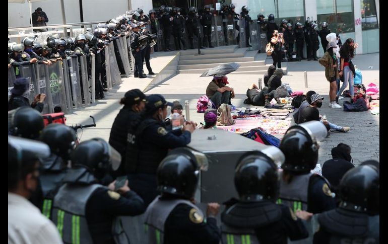 Las mujeres exigieron espacios para vender sus productos en los que no reciban agresiones y terminar con la violencia económica. EFE/M. Guzmán