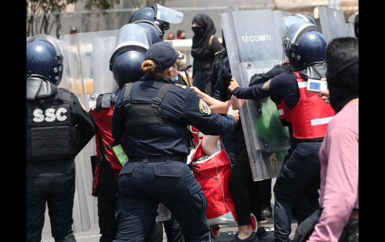 Las mujeres exigieron espacios para vender sus productos en los que no reciban agresiones y terminar con la violencia económica. EFE/M. Guzmán
