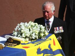 El príncipe Carlos, ante el ataúd de su padre, Felipe de Edimburgo. AP / H. McKay